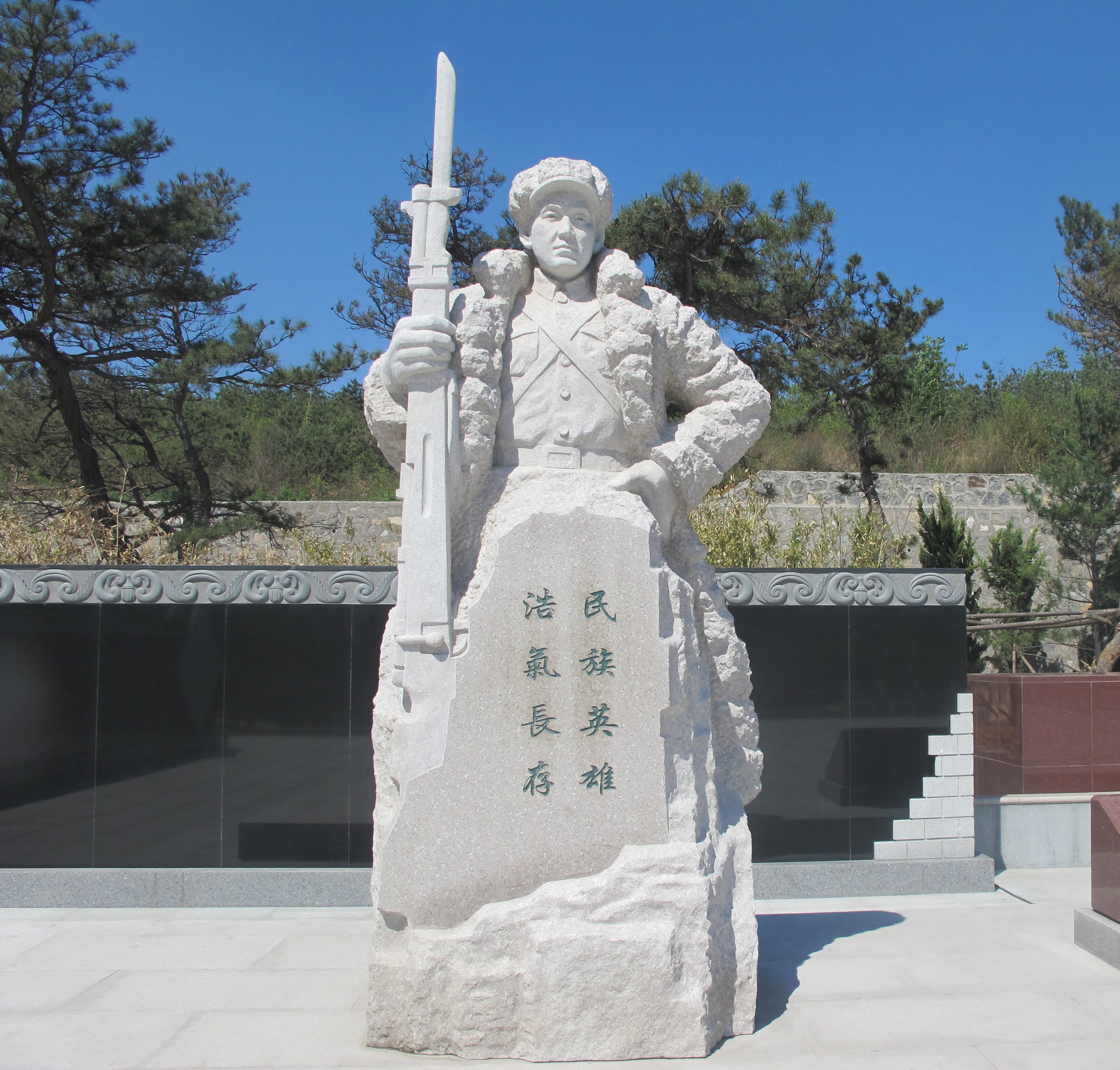 崔开国雕像：：：红色基因的传承坐标